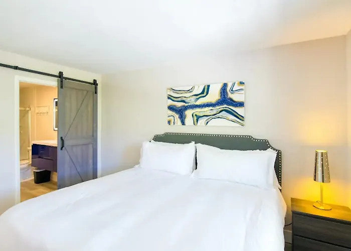 Dog Friendly Condo With Beach Access, Hot Tub, Firepit